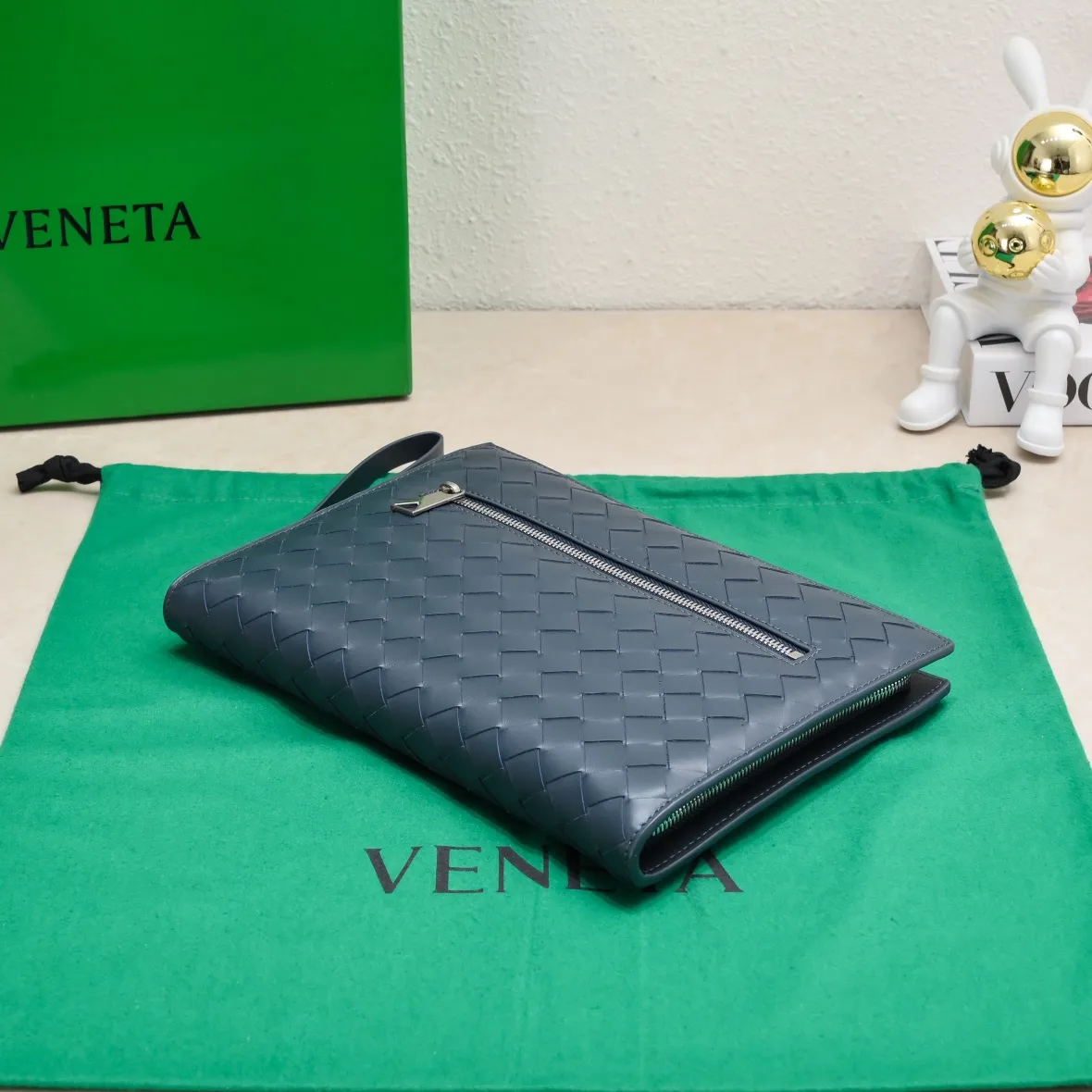 Batch 1440 #B家 New woven handbag 👇, the handbag uses BV classic woven mesh. The size of the middle mesh is just right. The design is simple, simple and high-end. The material is made of soft cowhide. Zipper opening and closing. There is a card slot inside. It is extremely usable. You can do everything with one handbag when you go out! Combining beauty and practicality, it’s perfect for personal use and gift giving! Size: 27.5X20.5x2, model: 80-9#